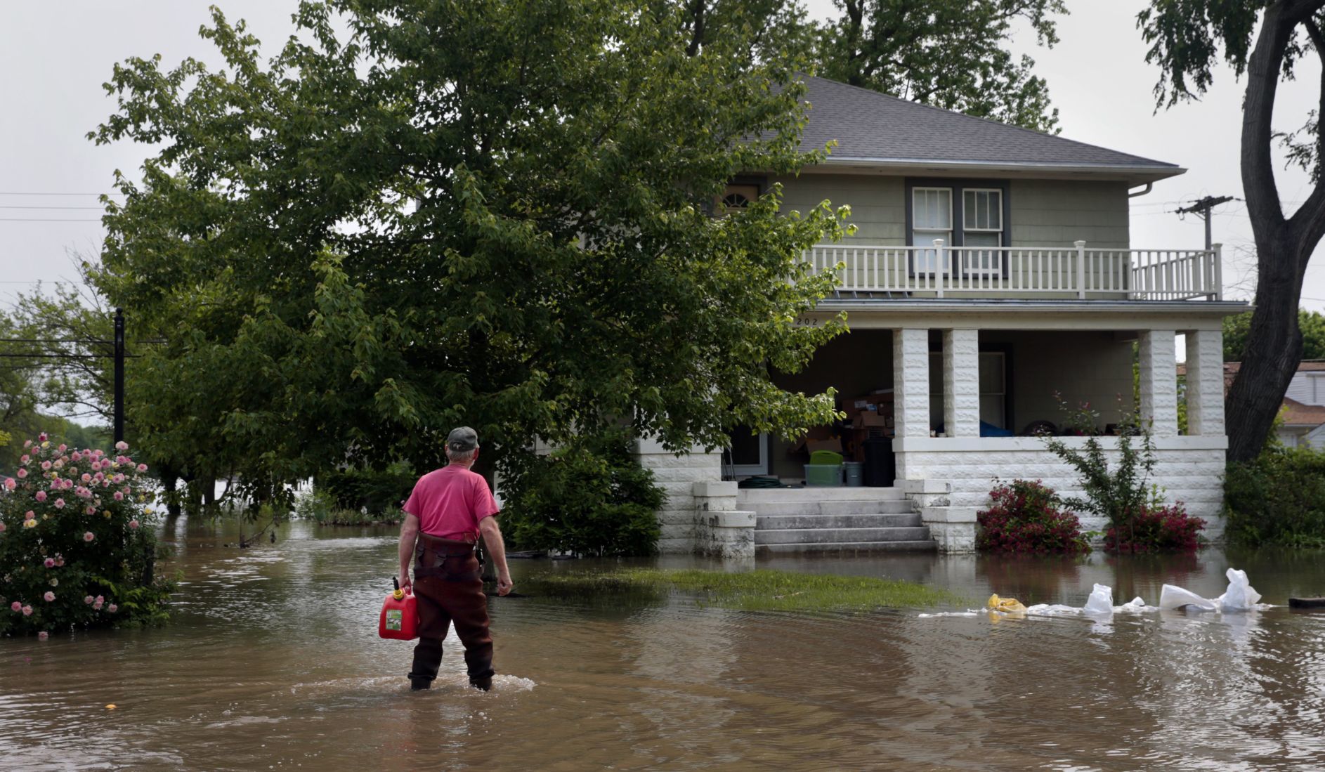 Mississippi River hovers near record level in Clarksville